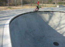 Alex Salillias just learns 50-50s in the bowl...3rd one of the day! Hauling ass just like his daddy, Jay! (1.50 MB vid)